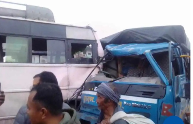 सर्लाहीको लालबन्दी नगरपालिका-१ नवलपुर चोकमा आज साँझ बस र ट्रक ठोक्कियाे